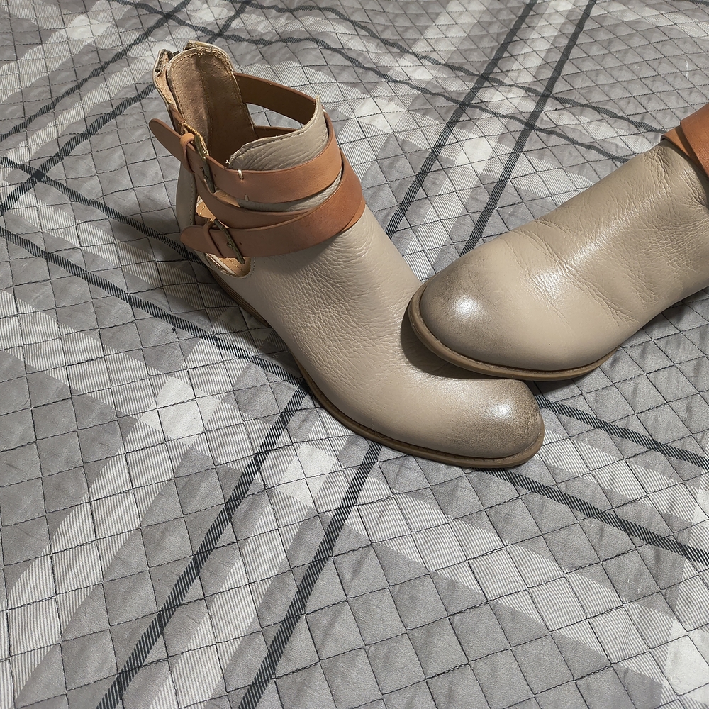 Reaction Kenneth Cole Beige and Brown Ankle Boots